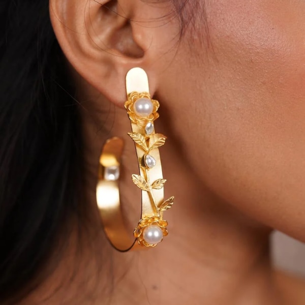 https://akm-img-a-in.tosshub.com/lingo/brt/images/photo_gallery/202609/attrangi_floral_finesse_gold_earring_hoops_rs2950.png