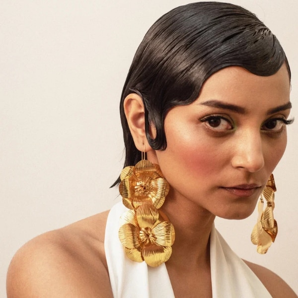 https://akm-img-a-in.tosshub.com/lingo/brt/images/photo_gallery/202609/azga_lumina_gold_earrings_rs9000.png