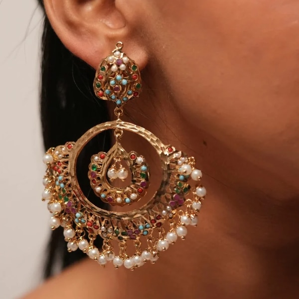 https://akm-img-a-in.tosshub.com/lingo/brt/images/photo_gallery/202610/attrangi_mehwish_jadaau_navratna_chandbali_earrings_rs4650.png