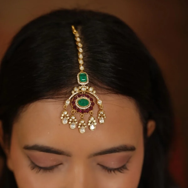 https://akm-img-a-in.tosshub.com/lingo/brt/images/photo_gallery/202610/attrangi_rudra_ruby_green_polki_moissanite_big_maangtika_rs2350.png