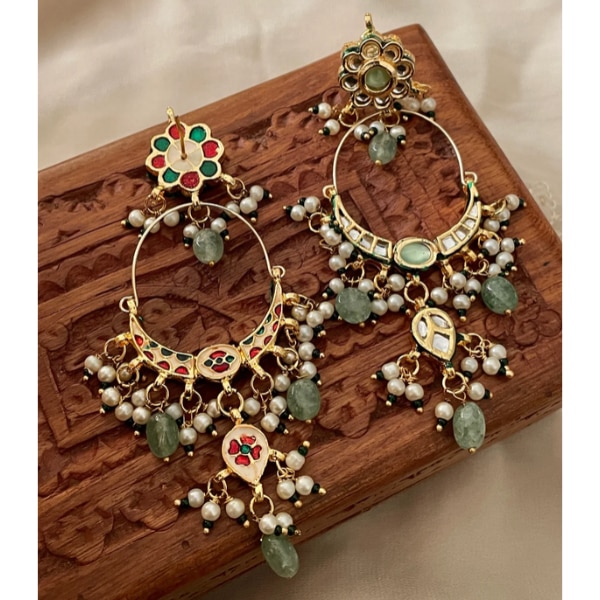 https://akm-img-a-in.tosshub.com/lingo/brt/images/photo_gallery/202610/avsa_karnika_kundan_chaandbaali_earrings_rs2200.png