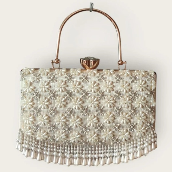https://akm-img-a-in.tosshub.com/lingo/brt/images/photo_gallery/202610/harpers_beauty_4.png