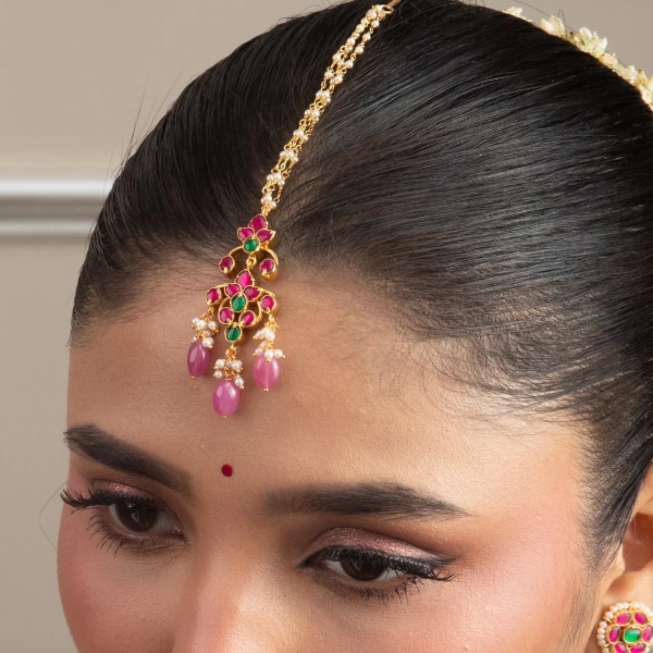 https://akm-img-a-in.tosshub.com/lingo/brt/images/photo_gallery/202610/paksha_meera_jadau_pearl_maangtika_rs8569.png