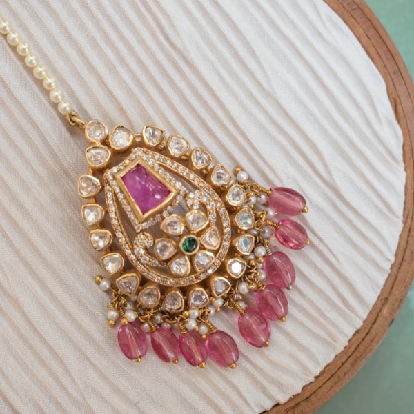 https://akm-img-a-in.tosshub.com/lingo/brt/images/photo_gallery/202610/solv_jewellery_royal_rhapsody_maang_tikka_rs13999.png