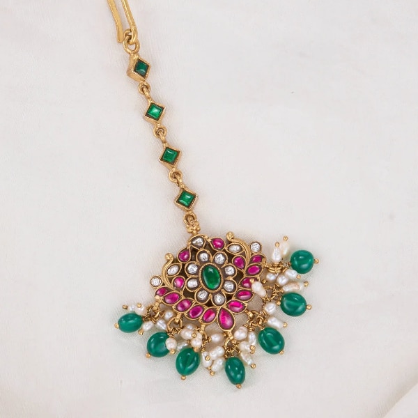 https://akm-img-a-in.tosshub.com/lingo/brt/images/photo_gallery/202610/the_amethyst_store_kiruthikaa_kundan_maangtikka_rs16382.png