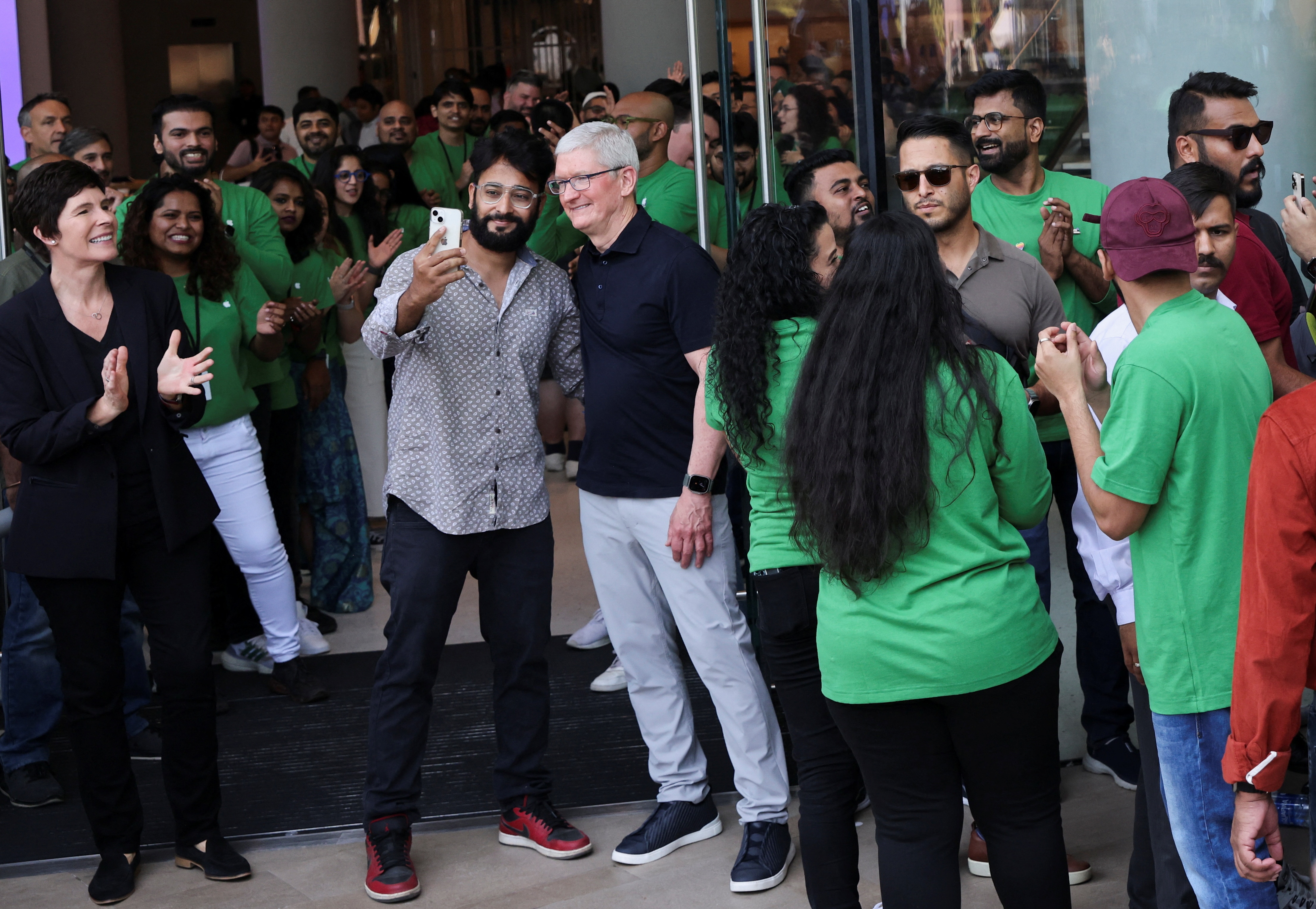 Tim Cook ने किया उद्धाटन, Apple के दीवानों ने ली सेल्फी Tim Cook ने किया उद्धाटन, Apple के दीवानों ने ली सेल्फी