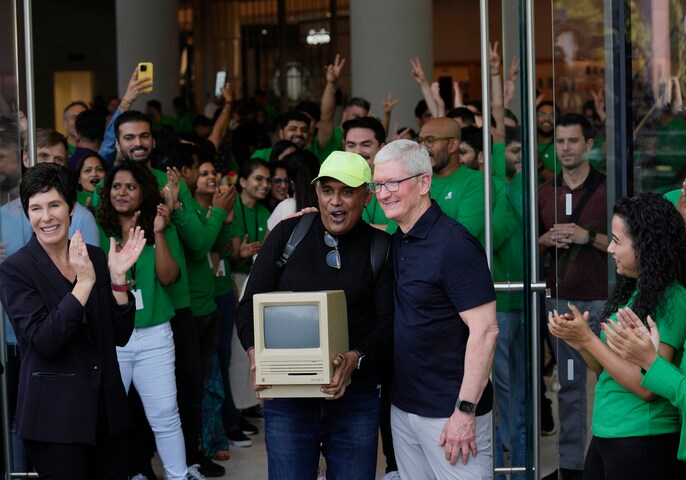30 साल पुराने MAC को देख इम्प्रेस हुए Tim Cook 30 साल पुराने MAC को देख इम्प्रेस हुए Tim Cook