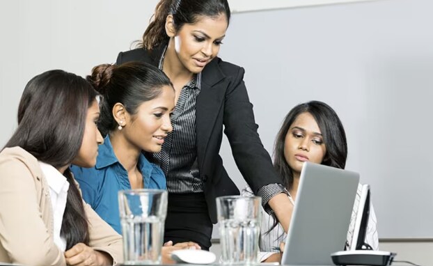 महिलाएं अपने घर की जिम्मेदारियों के साथ-साथ अपने आर्थिक भविष्य को भी सशक्त महिलाएं अपने घर की जिम्मेदारियों के साथ-साथ अपने आर्थिक भविष्य को भी सशक्त