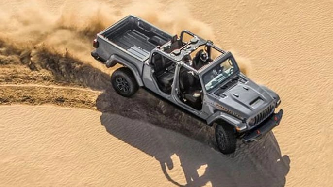 Toyota Hilux को टक्कर देने आ रही Jeep Gladiator? Toyota Hilux को टक्कर देने आ रही Jeep Gladiator?