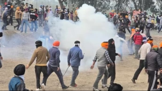 Farmer Protest : पुलिस और किसानों के बीच Shambhu Border बना रणछेत्र, छोड़े गए आंसू गैस के गोले - Farmer Protest: Shambhu Border became battlefield between police and farmers, tear gas shells fired -