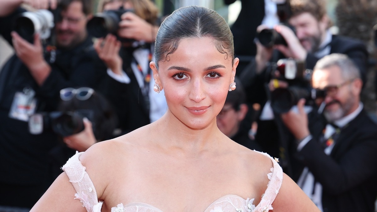 Your foolproof guide to nail this season's shiny slick bun trend