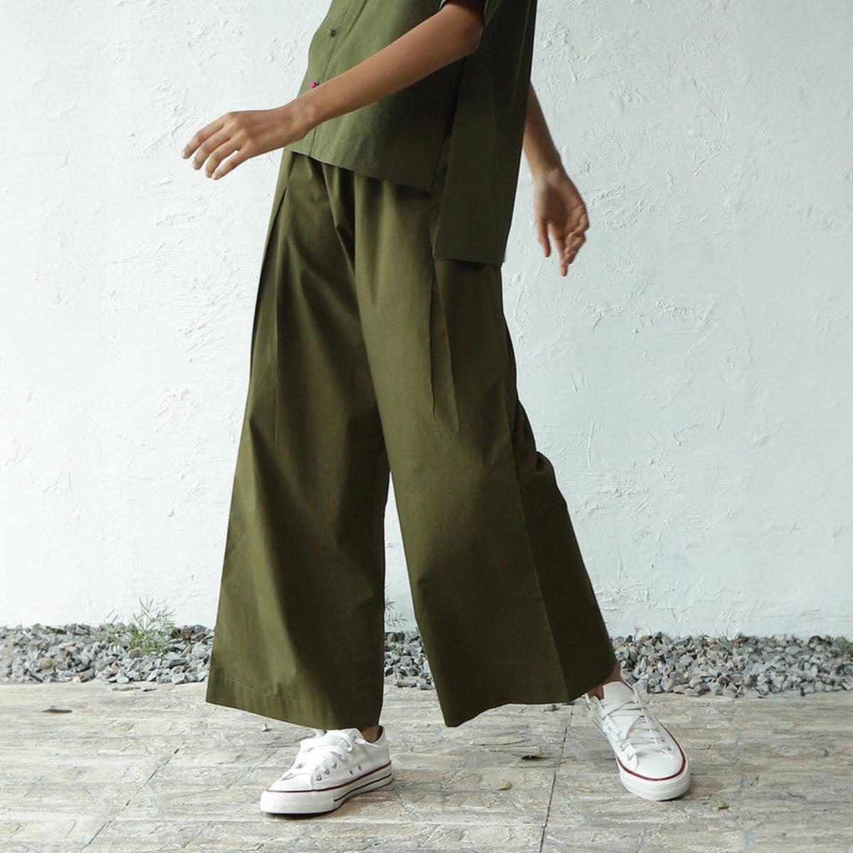 These cotton poplin pants are saving our summer wardrobes right now