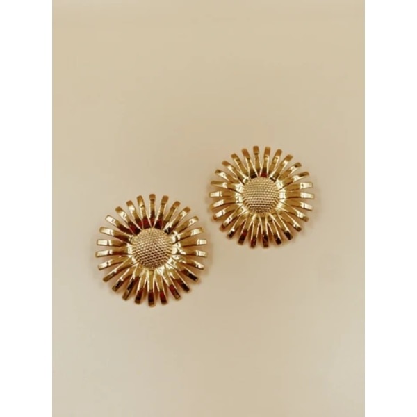 Lune XL Divine Daisy Studs, ₹19,000