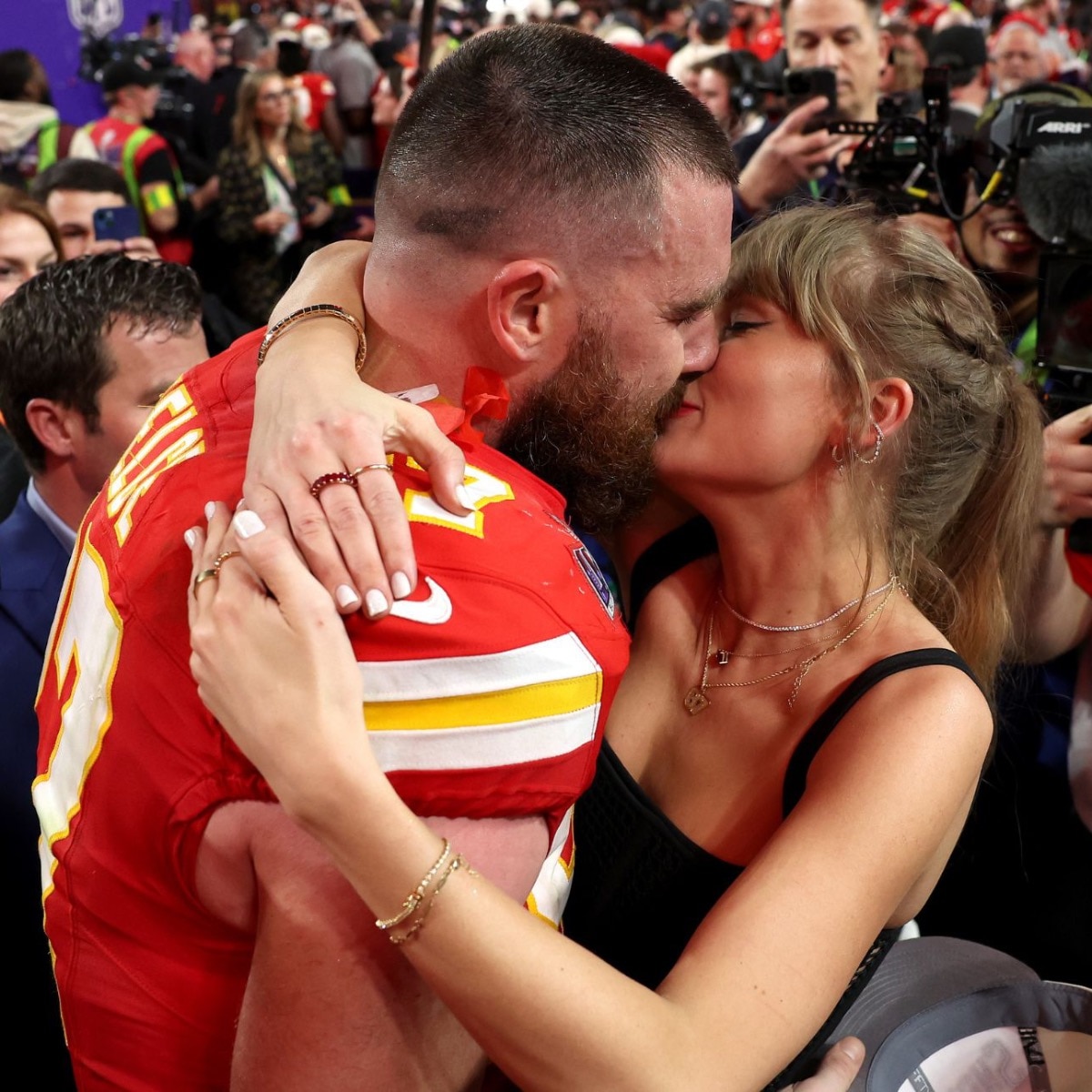 Taylor Swift finally posted couple pics with Travis Kelce… and yup, they’re engagement photos