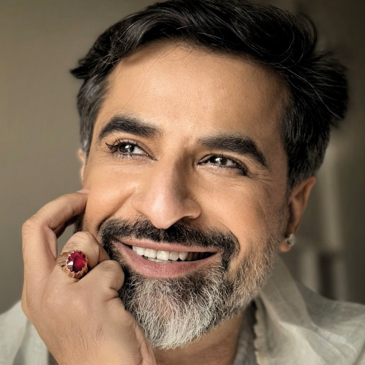 Suvir Saran would like you to clean your glasses