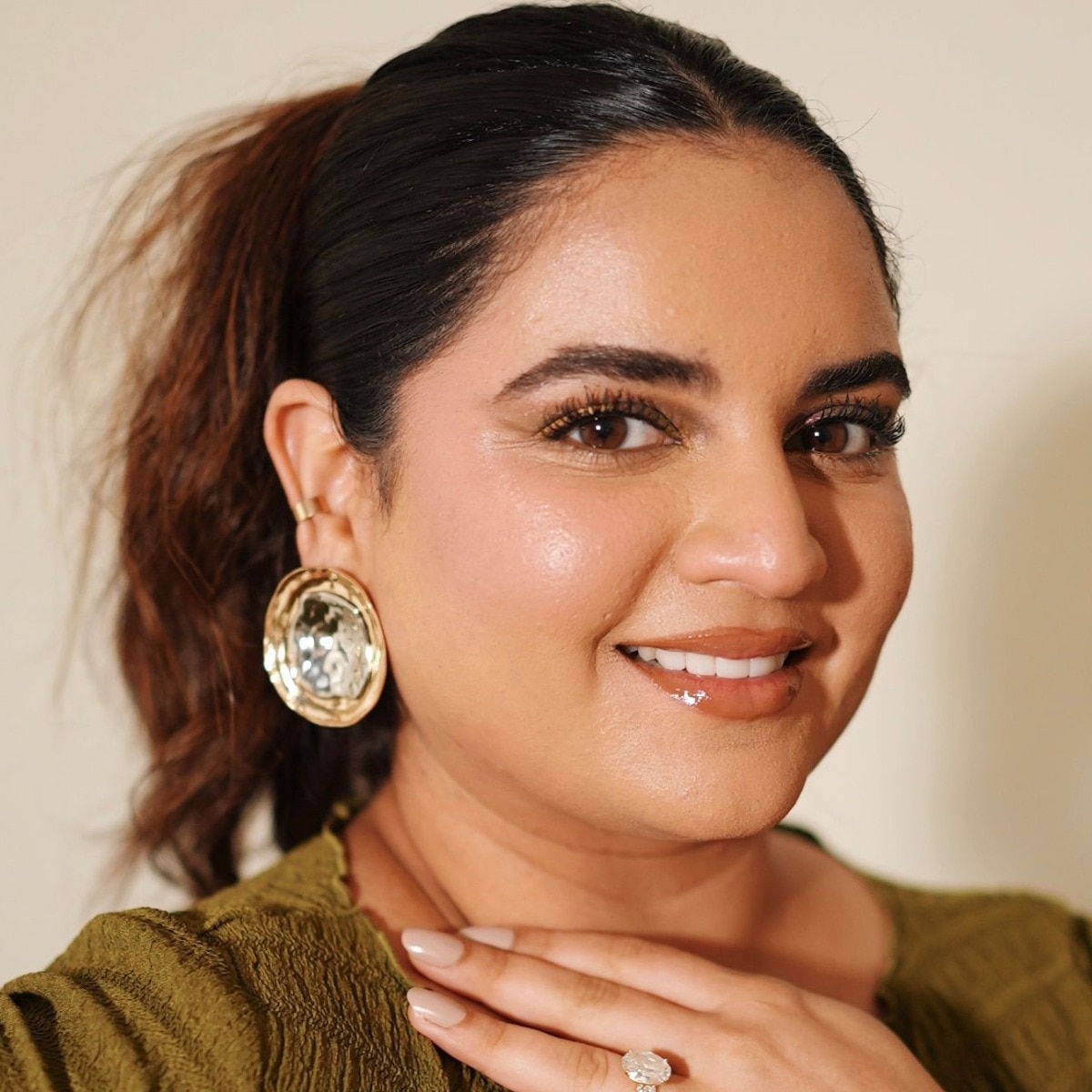 Get Prableen Kaur Bhomrah’s coveted glass skin look with this effortless, hydration-first guide   