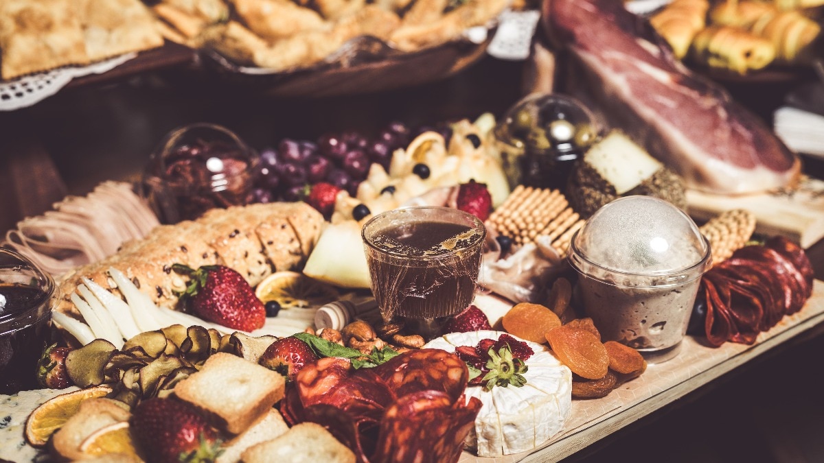 Your friends are 10 mins away: Here's how to make your living room look effortlessly party-ready