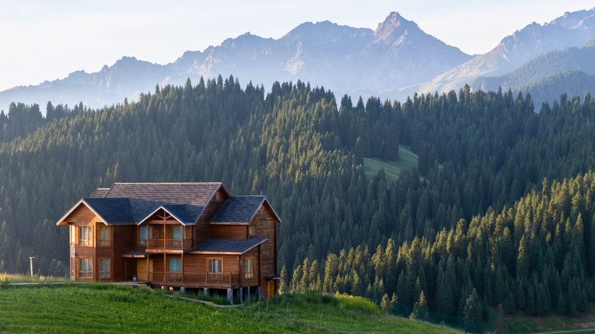Why is everyone suddenly dreaming of a house in the mountains? Why is everyone suddenly dreaming of a house in the mountains?