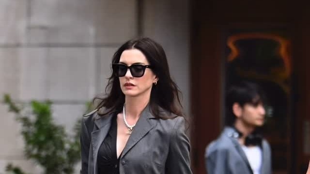 Anne hathway is the bossbabe we all dream to be