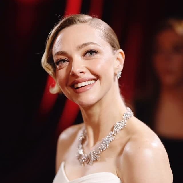 Amanda Seyfried’s Golden Globes look was pure femme fatale energy