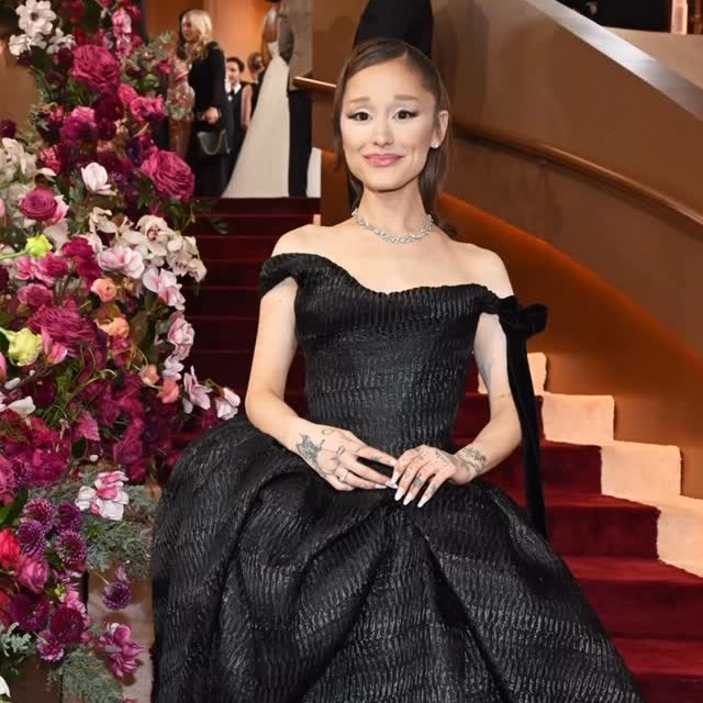 Ariana Grande brings back her iconic ponytail at the Golden Globes