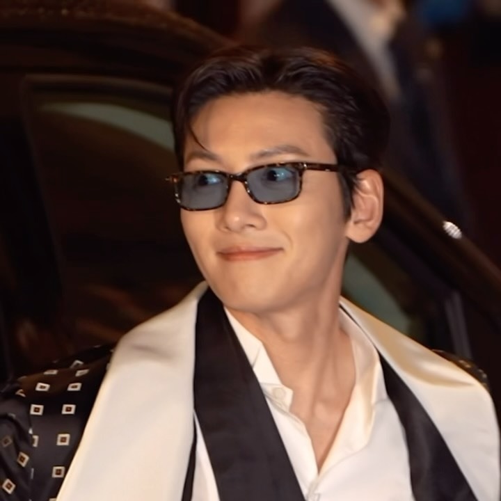 Ji Chang-Wook is making it very hard to focus on the fashion