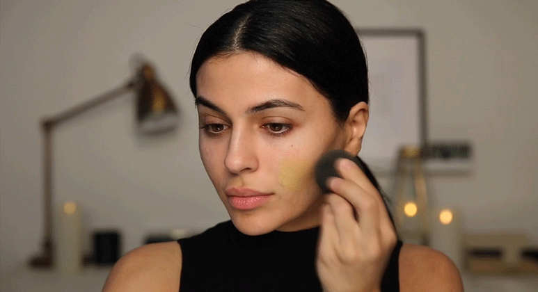 Fingers Vs Tools: Which One Applies Make-Up Better?