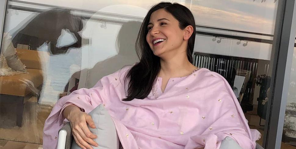 Anushka Sharma's Father Photobombs Her Latest Baby Bump Picture on Instagram!