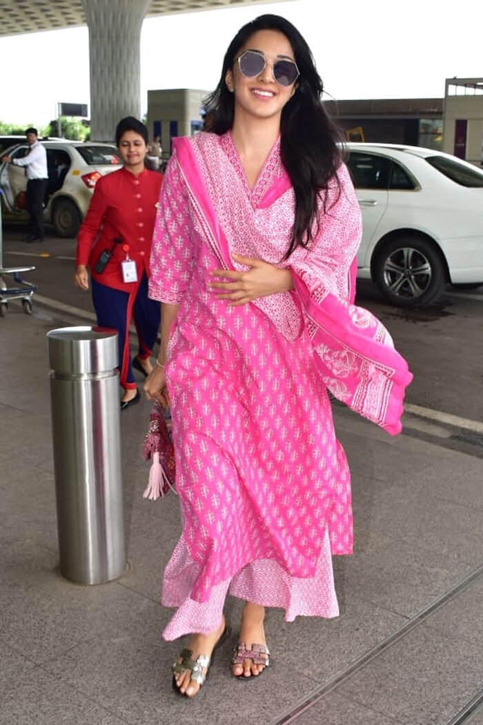 kiara_advani_in_a_kurta_and_hermes_sandals_at_mumbai_airport.jpeg