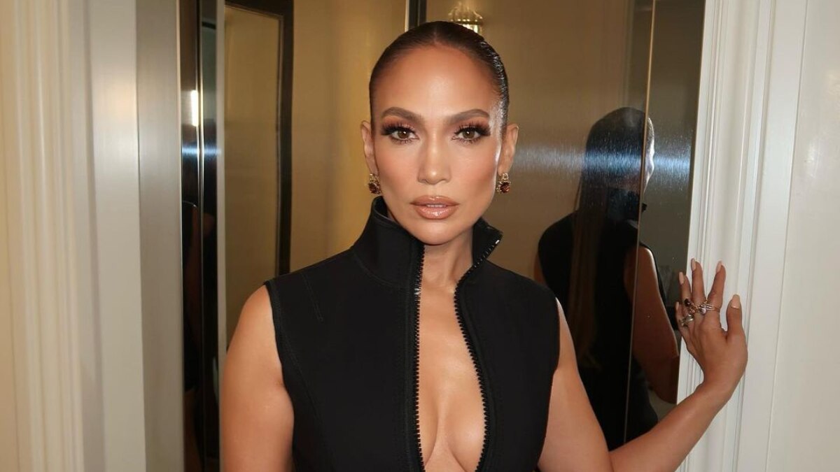 JLo’s XL slicked pony is business in the front goddess at the back JLo’s XL slicked pony is business in the front goddess at the back