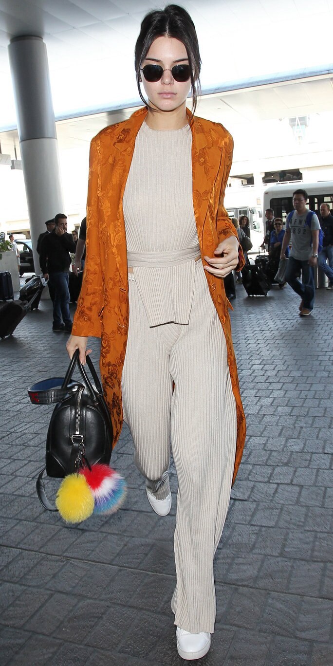 051116-kendall-jenner-airport-style_1.jpg