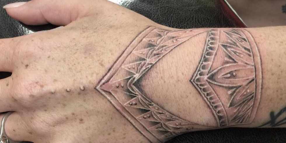 11 Black And White Tattoos for Minimalist Ladies