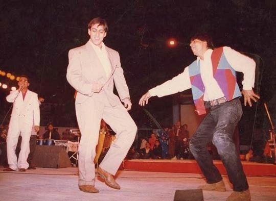 1469430598-salman-and-shah-rukh-dance-as-abhijeet-sings.jpg