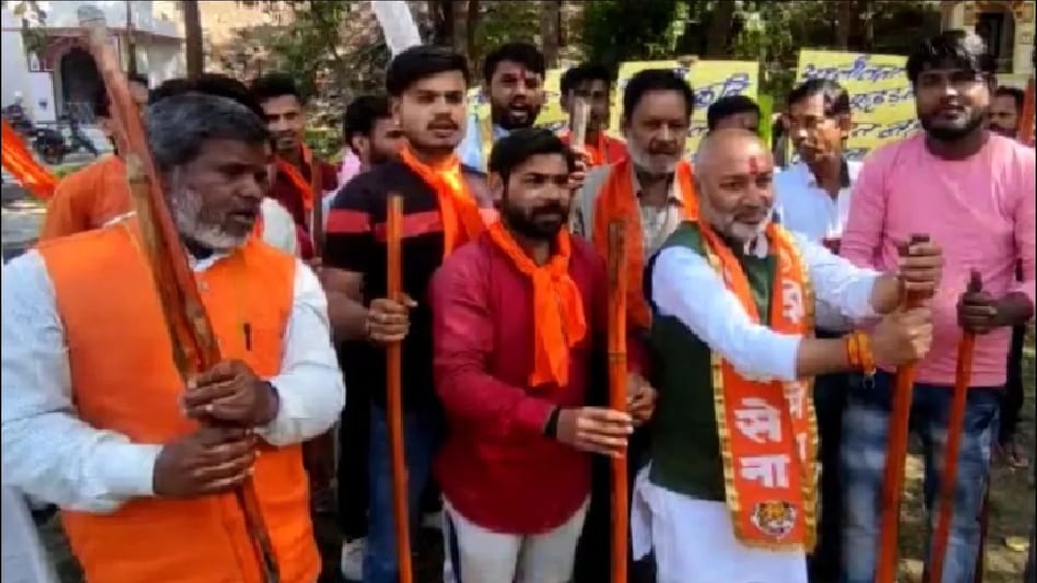Valentine Day: 'जहां मिलेंगे बिट्टू-सोना, तोड़ देंगे कोना-कोना'...वैलेंटाइन डे से पहले शिवसेना की चेतावनी Valentine Day: 'जहां मिलेंगे बिट्टू-सोना, तोड़ देंगे कोना-कोना'...वैलेंटाइन डे से पहले शिवसेना की च...