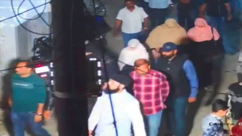 अतीक और अशरफ के जनाजे में शामिल होने के लिए इस घर में रूके शाइस्ता और साबिर अतीक और अशरफ के जनाजे में शामिल होने के लिए इस घर में रूके शाइस्ता और साबिर