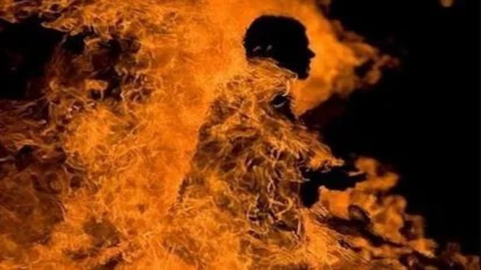 बैंक मेनेजर पर पेट्रोल छिड़क कर लगा दी आग, लपटों में घिरे मेनेजर को देख अफरा-तफरी मची बैंक मेनेजर पर पेट्रोल छिड़क कर लगा दी आग, लपटों में घिरे मेनेजर को देख अफरा-तफरी मची