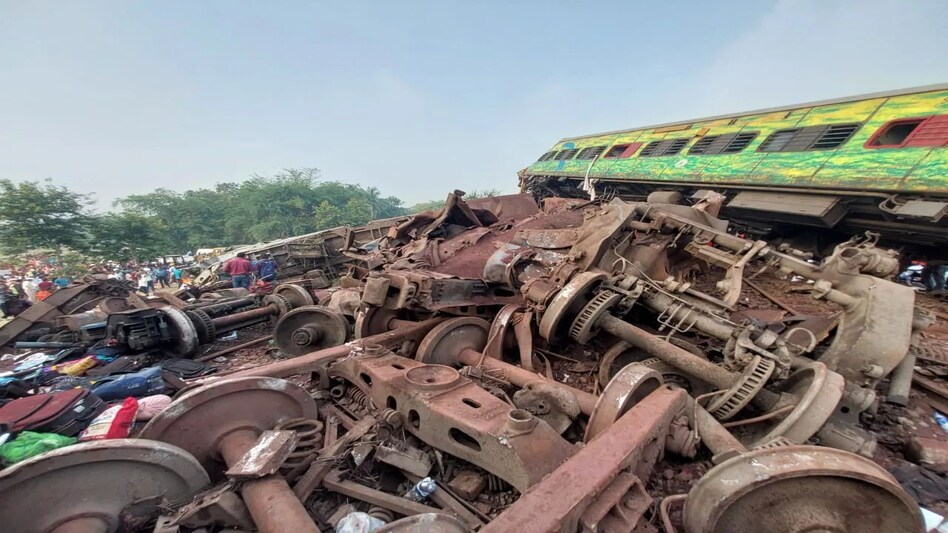 ओडिशा रेल हादसा: कोरोमंडल एक्सप्रेस के 40 यात्रियों की करंट लगने से मौत की आशंका ओडिशा रेल हादसा: कोरोमंडल एक्सप्रेस के 40 यात्रियों की करंट लगने से मौत की आशंका