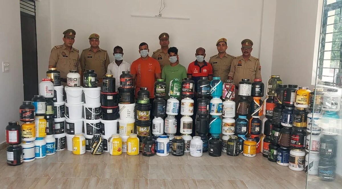 नोएडा में पकड़े गए प्रोटीन चोर, नौ लाख की चोरी के प्रोटीन बॉक्स बरामद, लाखों का सप्लीमेंट बरामद UP Police