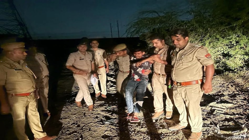 नोएडा के नॉलेज पार्क में पुलिस और बदमाश के बीच जबरदस्त मुठभेड़, कुशीनगर के शातिर लुटेरे के पैर में लगी गोली नोएडा के नॉलेज पार्क में पुलिस और बदमाश के बीच जबरदस्त मुठभेड़, कुशीनगर के शातिर लुटेरे के पैर में ...
