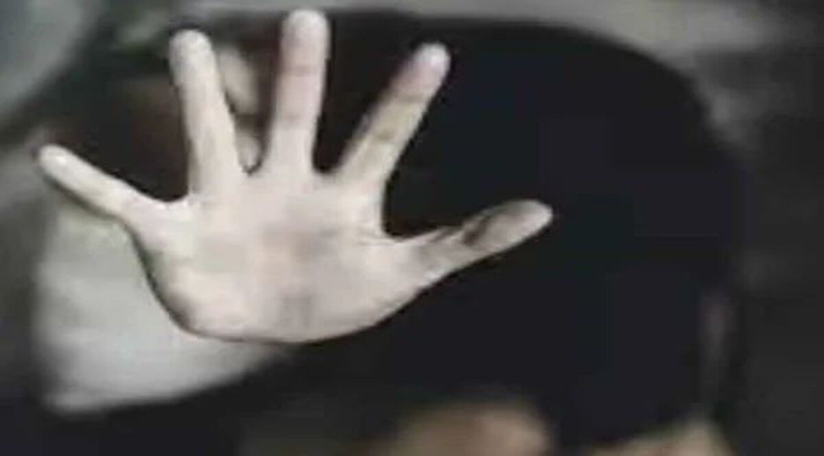 आगरा में किशोरी के साथ दुष्कर्म, पिता का पुलिस पर तीन बार शिकायत बदलवाने का आरोप प्रतिकात्मक तस्वीर