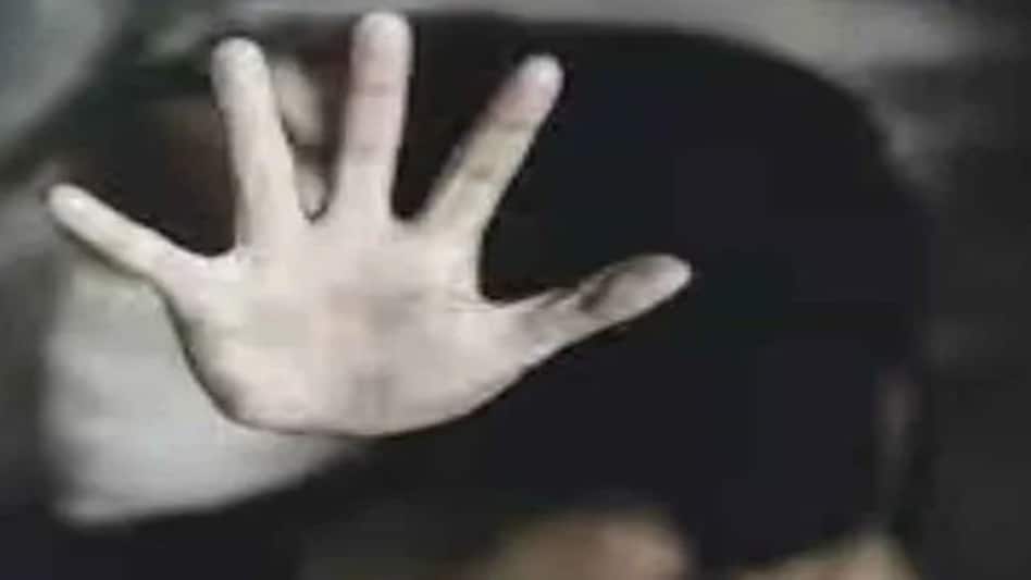 आगरा में किशोरी के साथ दुष्कर्म, पिता का पुलिस पर तीन बार शिकायत बदलवाने का आरोप आगरा में किशोरी के साथ दुष्कर्म, पिता का पुलिस पर तीन बार शिकायत बदलवाने का आरोप