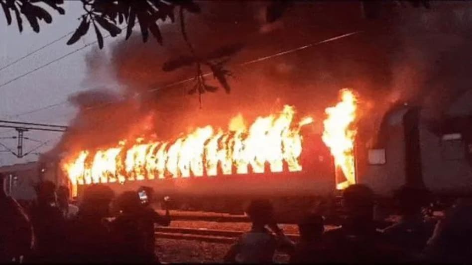 नई दिल्ली-दरभंगा सुपरफास्ट एक्सप्रेस में आग, फोन पर India Vs new zealand क्रिकेट देख रहे थे तभी जनरल कोच में आग नई दिल्ली-दरभंगा सुपरफास्ट एक्सप्रेस में आग, फोन पर India Vs new zealand क्रिकेट देख रहे थे तभी जनर...