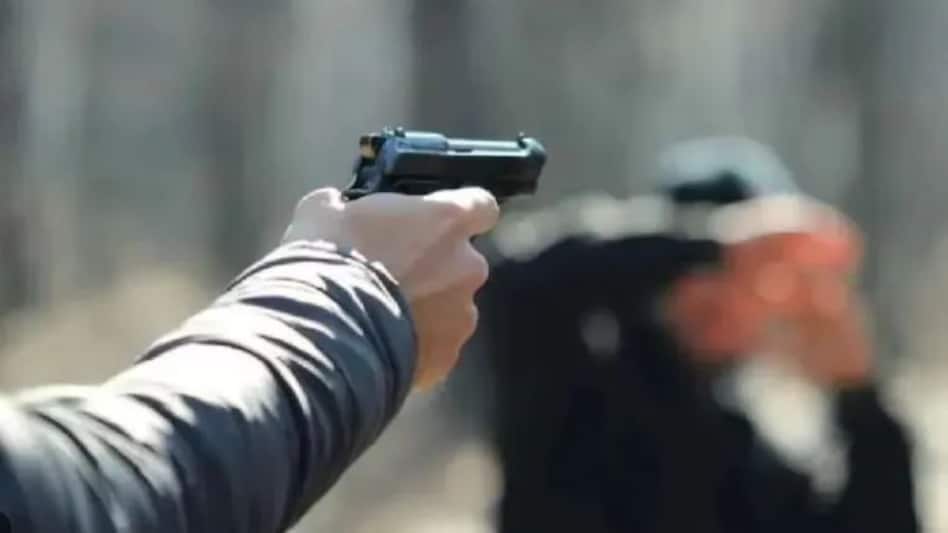 ग्रेटर नोएडा का क़ातिल पति, किचन में खाना बना रही पत्नी की गोली से उड़ा दिया, शादी के 30 साल बाद हत्या ग्रेटर नोएडा का क़ातिल पति, किचन में खाना बना रही पत्नी की गोली से उड़ा दिया, शादी के 30 साल बाद हत...