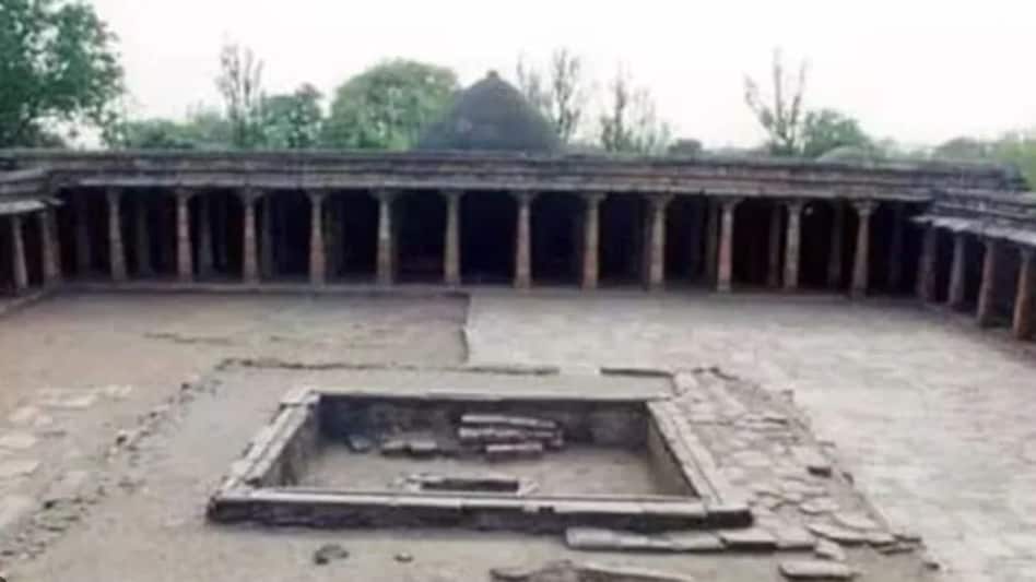 मध्य प्रदेश में धार की विवादास्पद भोजशाला परिसर का सर्वेक्षण, शुक्रवार अलसुबह से सर्वे शुरू करेगा एएसआई मध्य प्रदेश में धार की विवादास्पद भोजशाला परिसर का सर्वेक्षण, शुक्रवार अलसुबह से सर्वे शुरू करेगा ए...