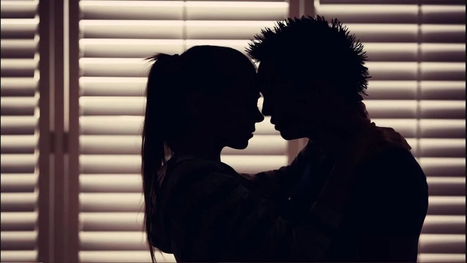 बेवफाई के शक में पत्नी का घोंटा गला, हत्या के बाद घर में ही दफ्न कर दी थी पत्नी की लाश, ऐसे खुला राज बेवफाई के शक में पत्नी का घोंटा गला, हत्या के बाद घर में ही दफ्न कर दी थी पत्नी की लाश, ऐसे खुला रा...