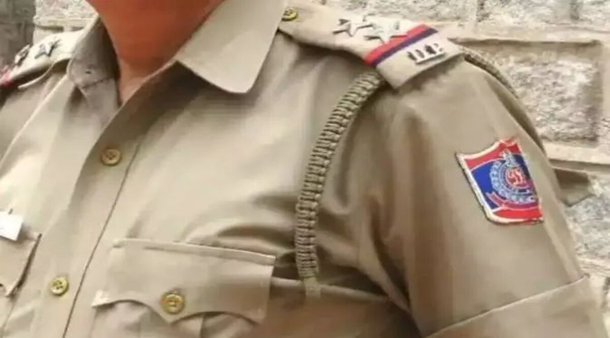 क्राइम ब्रांच का दारोगा निकला ड्रग्स के धंधे का मास्टरमाइंड, स्मगलर ने कोर्ट में खोली पुलिसवाले की कुंडली दिल्ली पुलिस क्राइम ब्रांच का सब इंस्पेक्टर है मोस्टवॉन्टेड