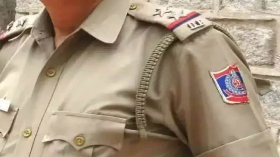 क्राइम ब्रांच का दारोगा निकला ड्रग्स के धंधे का मास्टरमाइंड, स्मगलर ने कोर्ट में खोली पुलिसवाले की कुंडली क्राइम ब्रांच का दारोगा निकला ड्रग्स के धंधे का मास्टरमाइंड, स्मगलर ने कोर्ट में खोली पुलिसवाले की ...