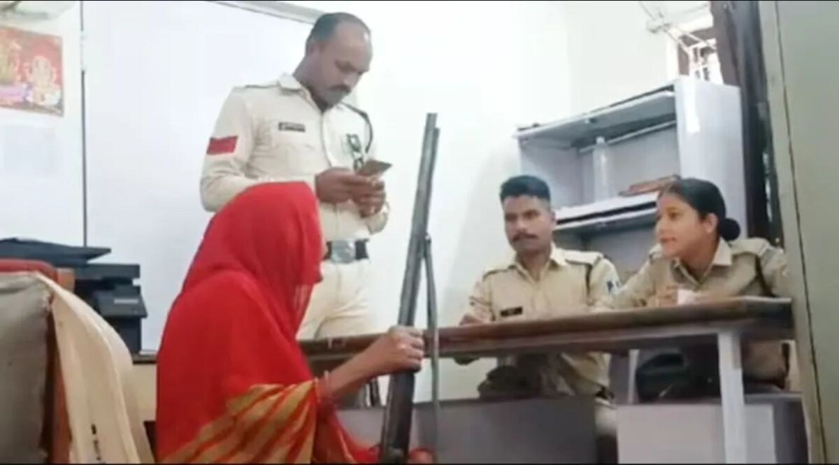 कंधे पर 12 बोर की दुनाली बंदूक टांगकर थाने पहुंच गईं 62 साल की दादी, चौंककर रह गए दरोगा Crime Tak