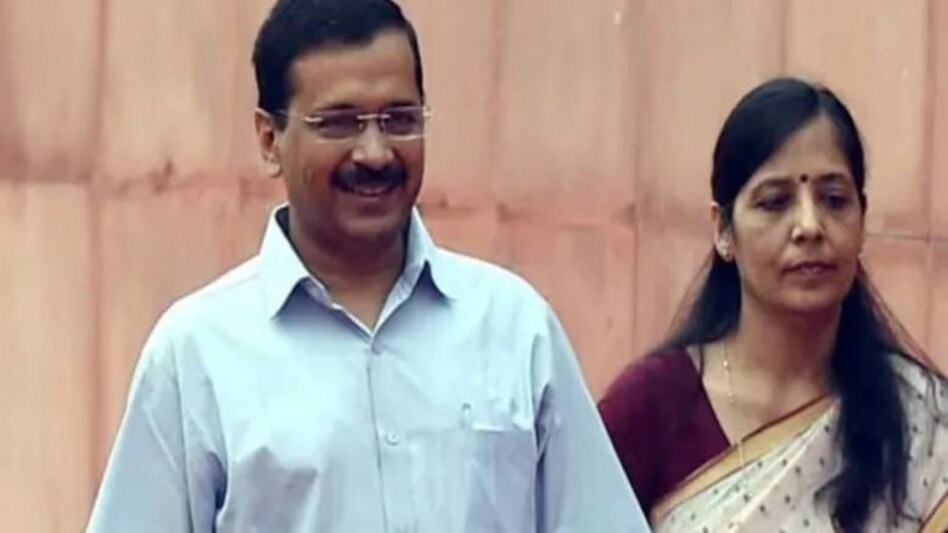 केजरीवाल की गिरफ्तारी के बाद पत्नी सुनीता केजरीवाल ने संभाला मोर्चा, कहा दिल्ली के लोगों के साथ धोखा केजरीवाल की गिरफ्तारी के बाद पत्नी सुनीता केजरीवाल ने संभाला मोर्चा, कहा दिल्ली के लोगों के साथ धोख...