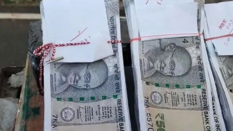 एमपी की जेल में प्रिंटिंग का काम सीखा, जेल की सलाखों से बाहर आकर नकली नोट छापने लगा, कैदी की हैरान करने वाली क्राइम स्टोरी एमपी की जेल में प्रिंटिंग का काम सीखा, जेल की सलाखों से बाहर आकर नकली नोट छापने लगा, कैदी की हैरान ...